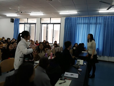 重庆市求精中学政治组组长代豫军与学生交流